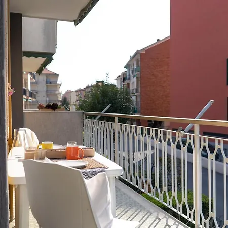 Downtown Convenience -free Parking Lejlighed Pietra Ligure